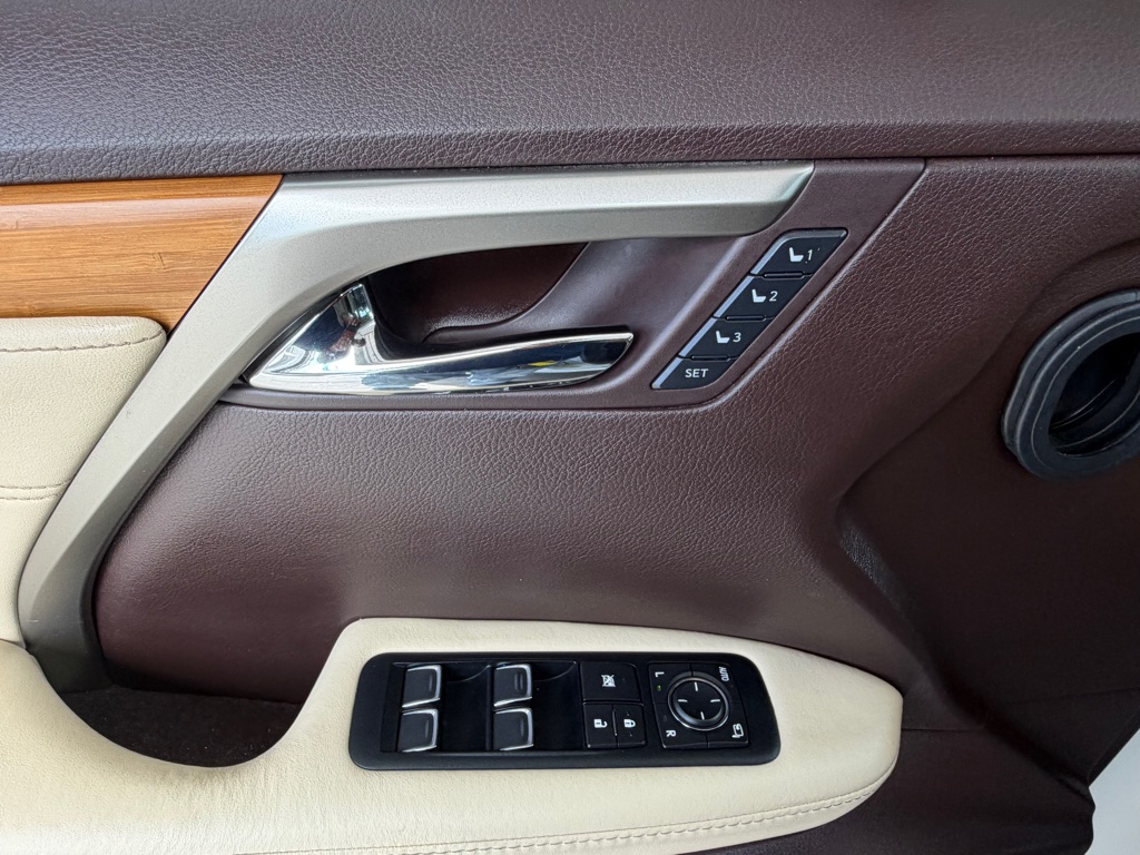 Photo 19 of this LEXUS RX