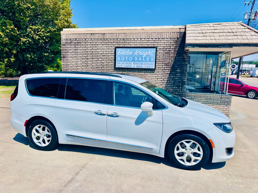 Photo 2 of this CHRYSLER PACIFICA