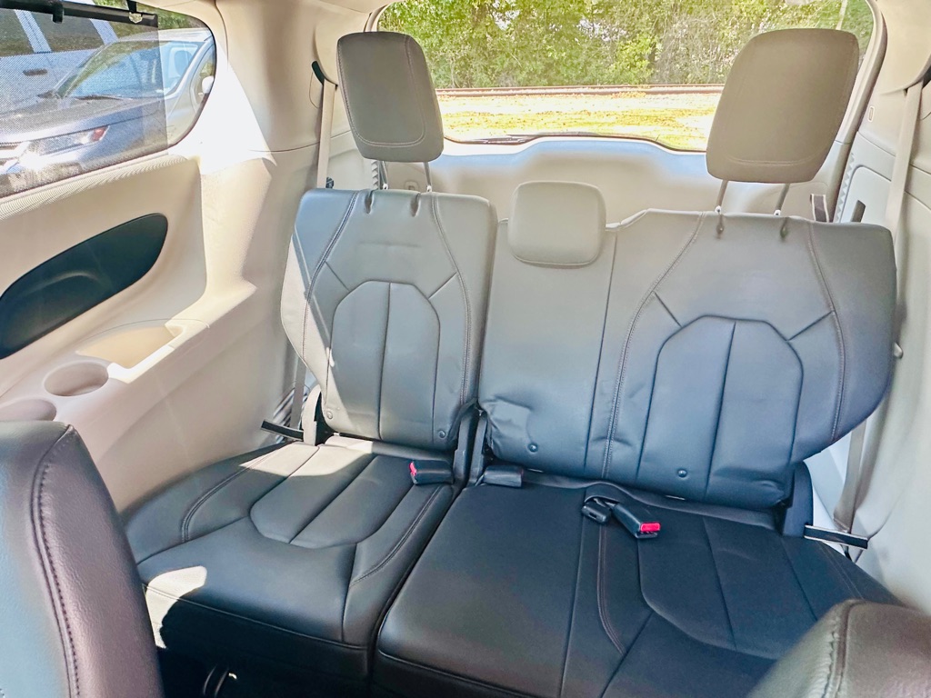 Photo 7 of this CHRYSLER PACIFICA