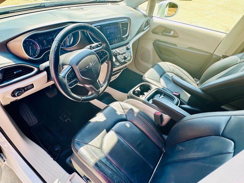 Photo 6 of this CHRYSLER PACIFICA