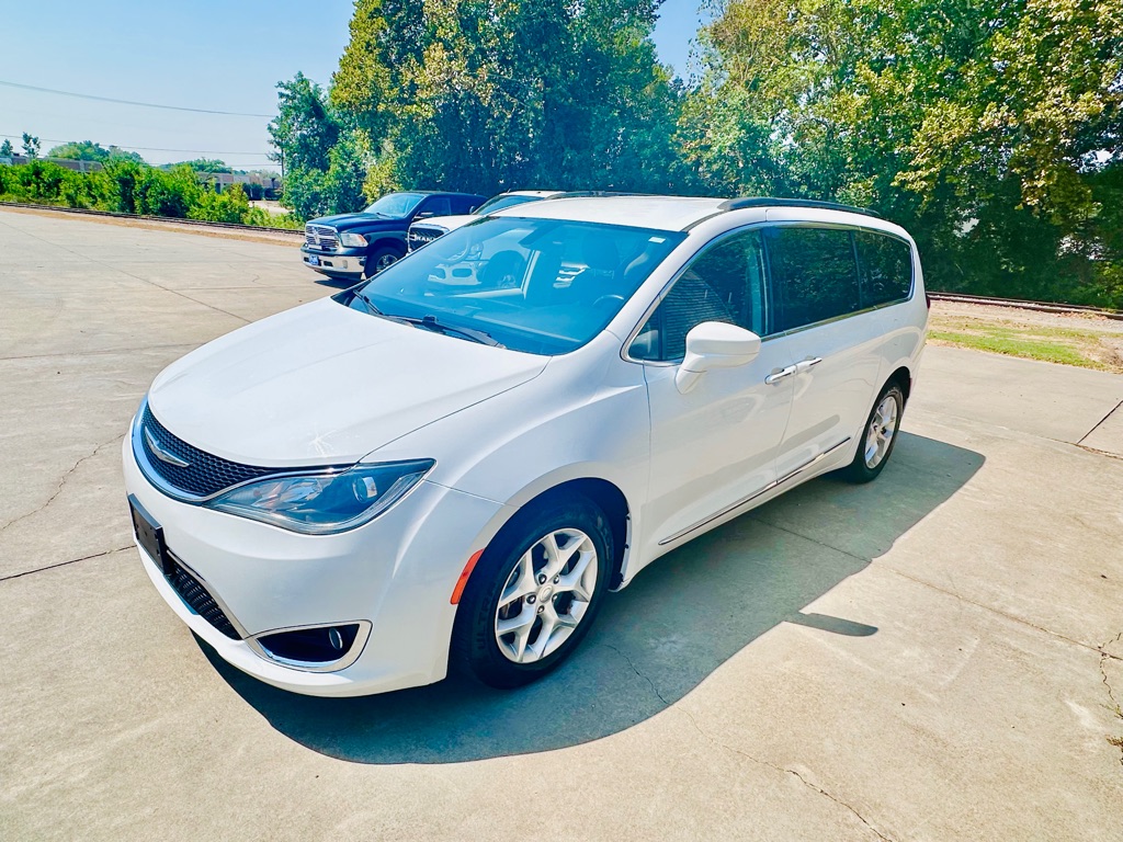 Photo 5 of this CHRYSLER PACIFICA