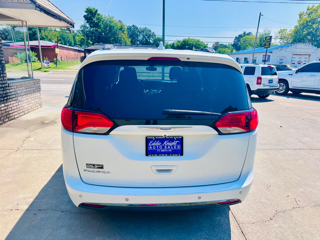 Photo 4 of this CHRYSLER PACIFICA