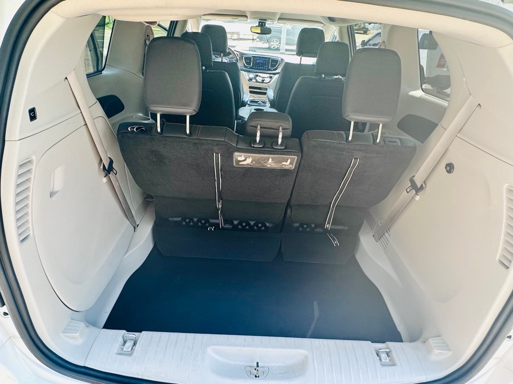 Photo 9 of this CHRYSLER PACIFICA