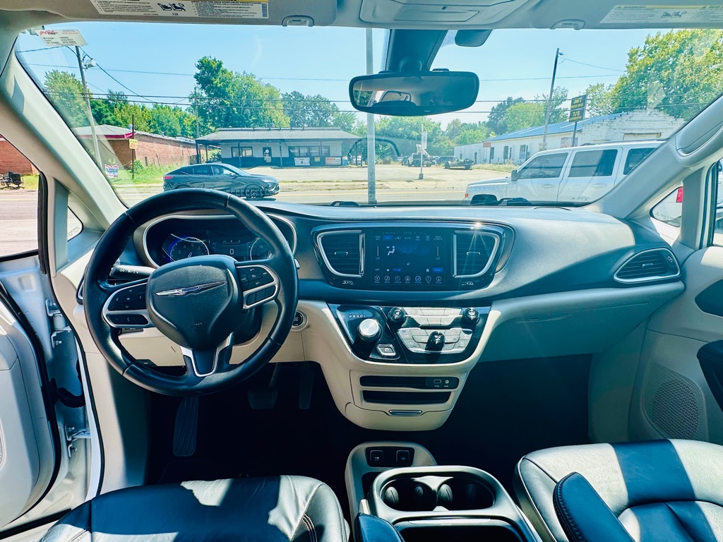 Photo 8 of this CHRYSLER PACIFICA
