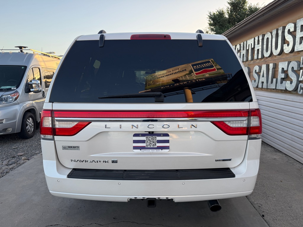 Photo 4 of this LINCOLN NAVIGATOR