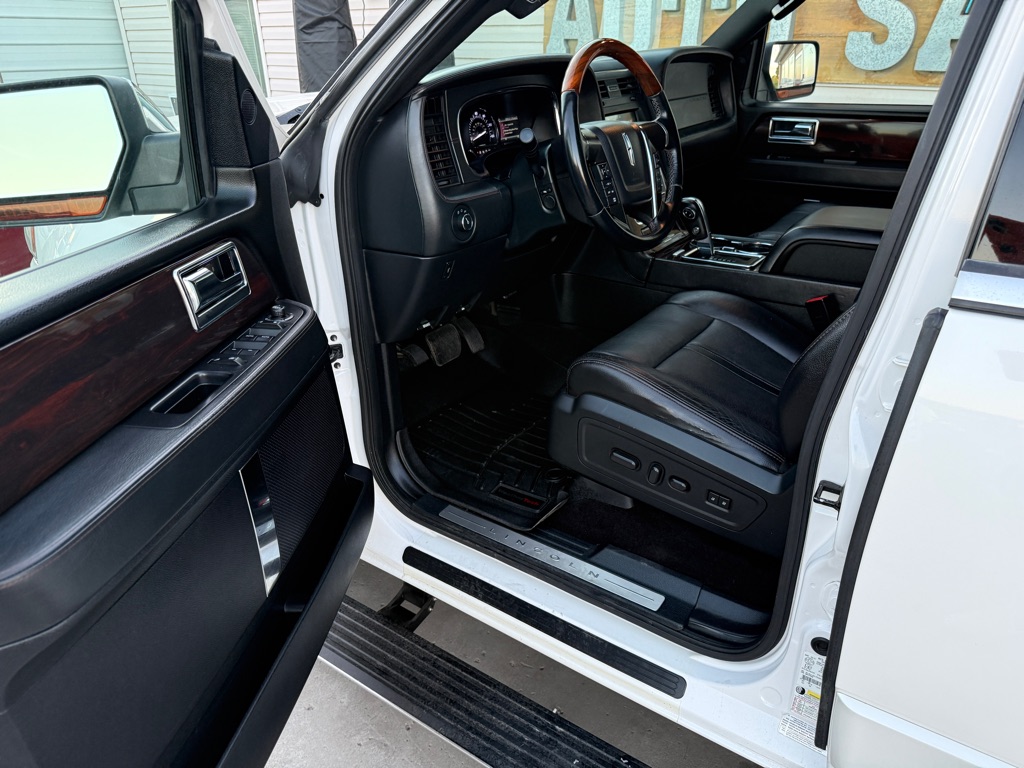 Photo 16 of this LINCOLN NAVIGATOR