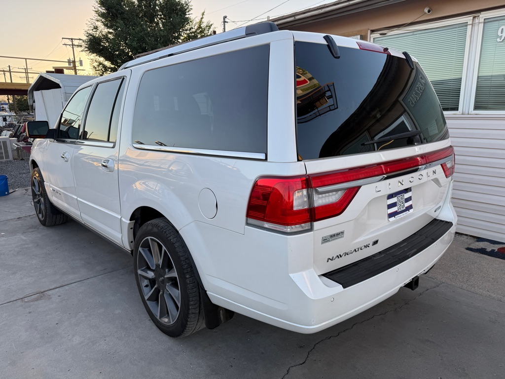 Photo 3 of this LINCOLN NAVIGATOR