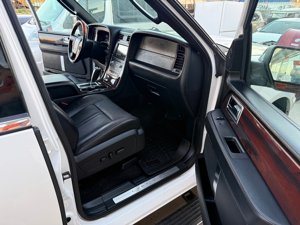Photo 13 of this LINCOLN NAVIGATOR