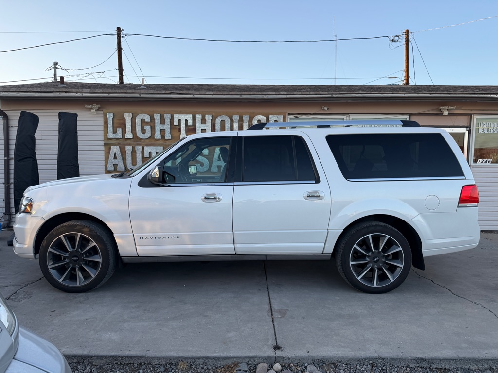 Photo 2 of this LINCOLN NAVIGATOR