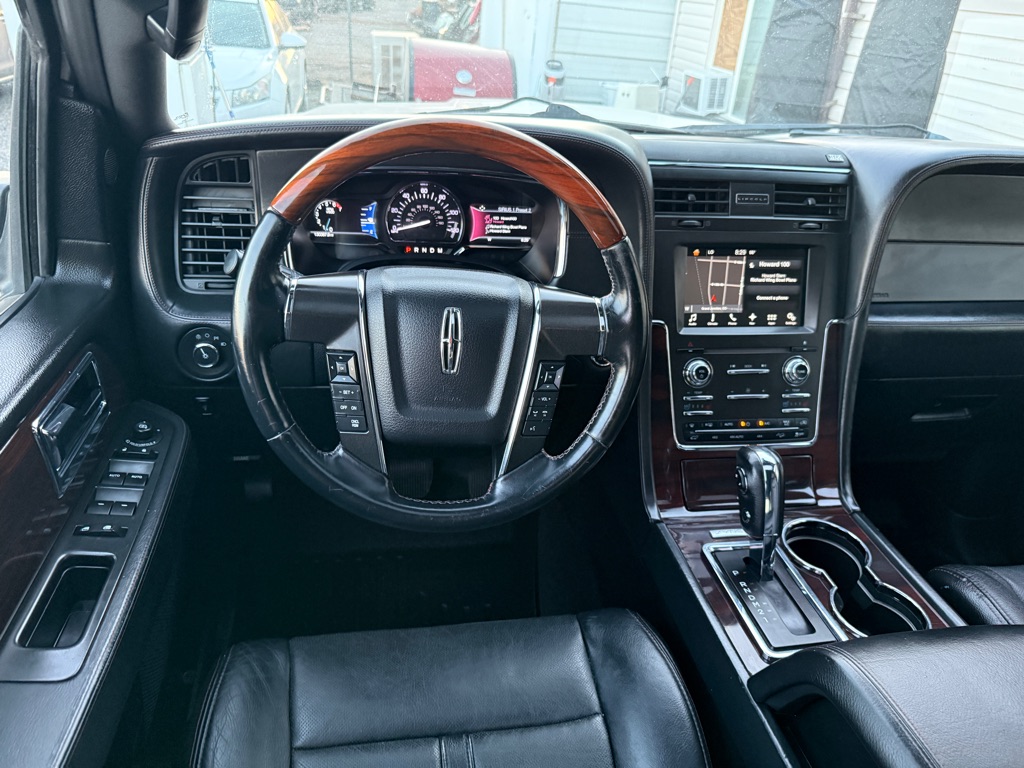 Photo 19 of this LINCOLN NAVIGATOR