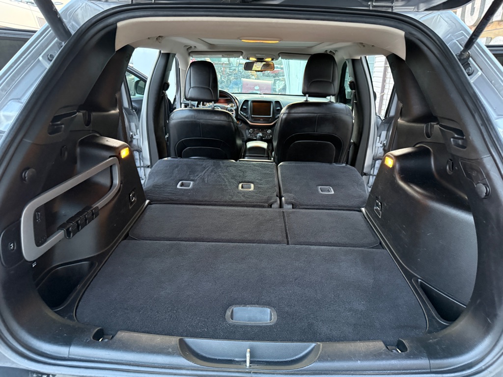 Photo 8 of this JEEP CHEROKEE