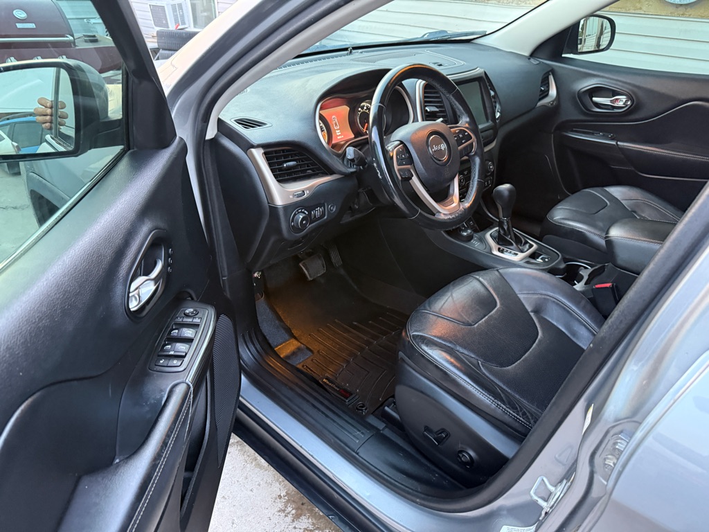 Photo 6 of this JEEP CHEROKEE