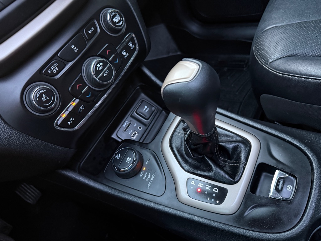 Photo 14 of this JEEP CHEROKEE