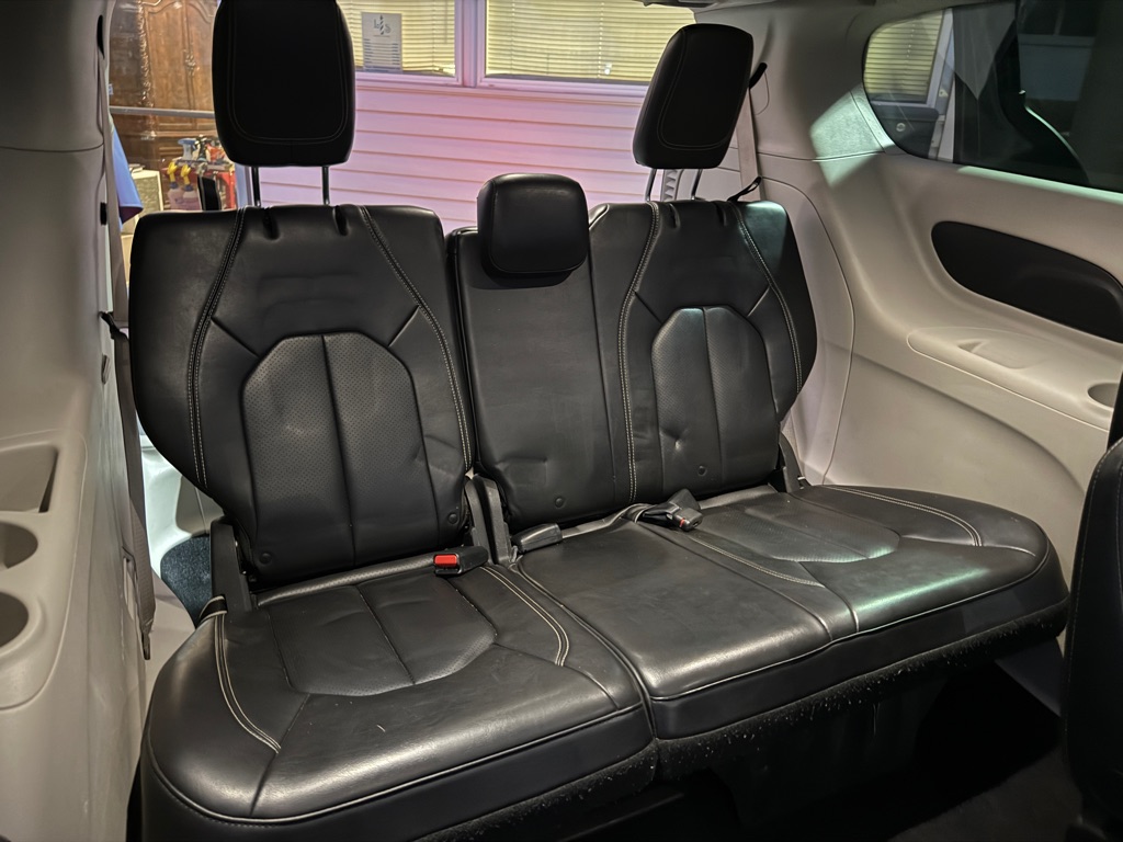 Photo 7 of this CHRYSLER VOYAGER