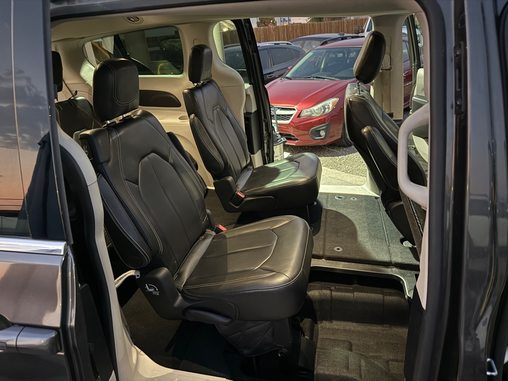 Photo 8 of this CHRYSLER VOYAGER