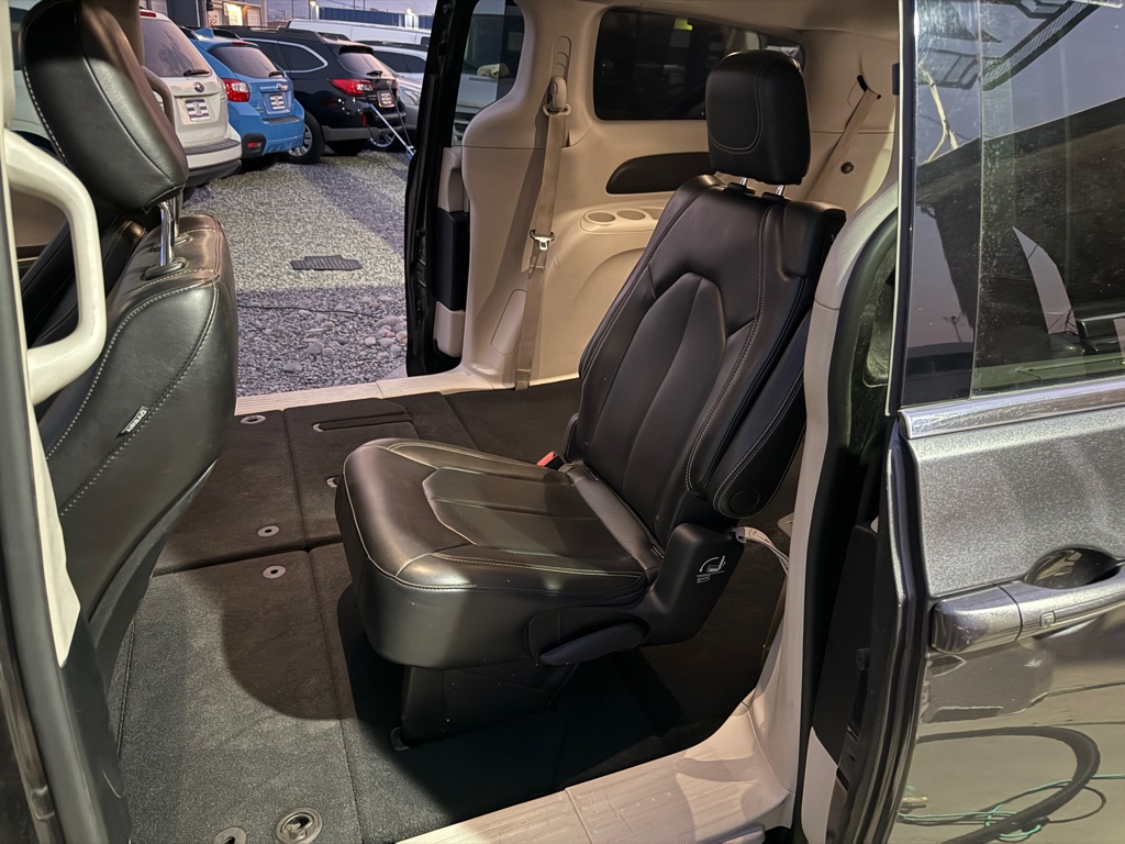 Photo 6 of this CHRYSLER VOYAGER