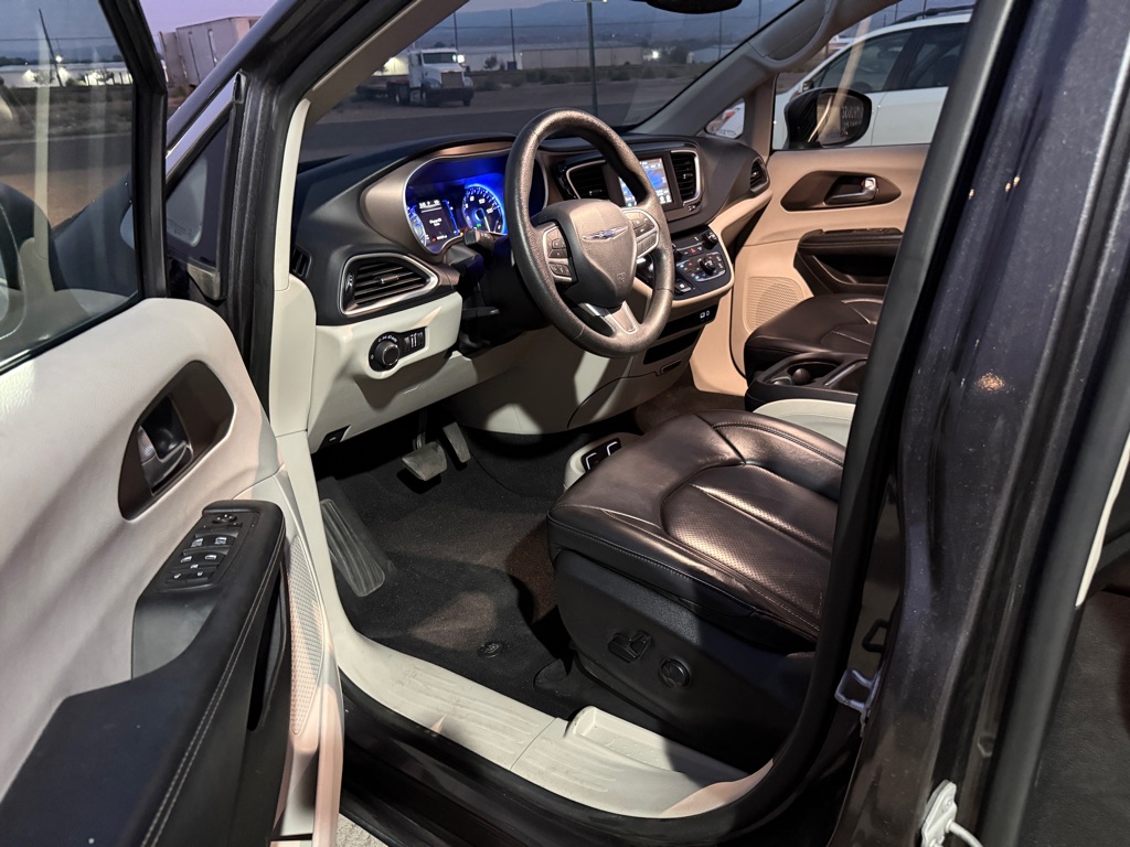 Photo 5 of this CHRYSLER VOYAGER