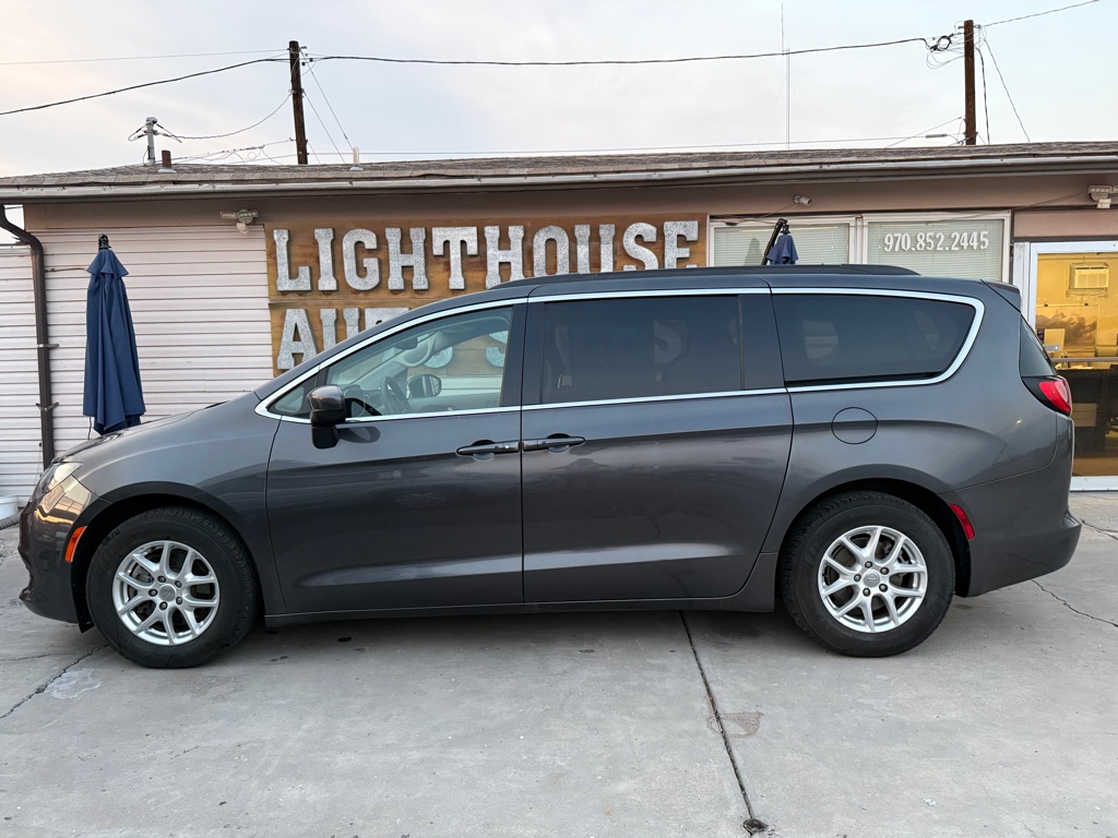 Photo 2 of this CHRYSLER VOYAGER