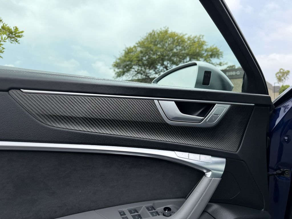 Photo 8 of this AUDI S6