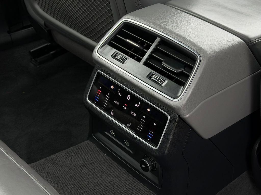 Photo 18 of this AUDI S6