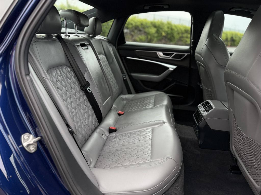 Photo 19 of this AUDI S6