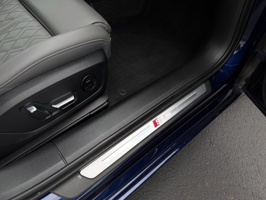 Photo 21 of this AUDI S6