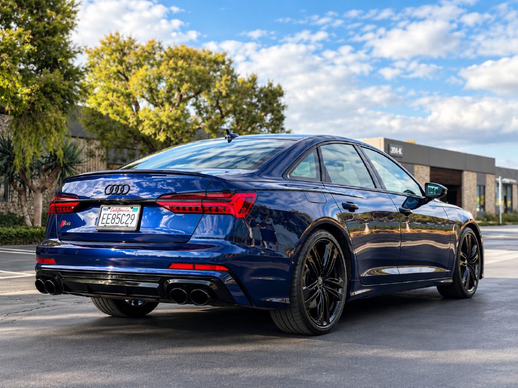 Photo 6 of this AUDI S6