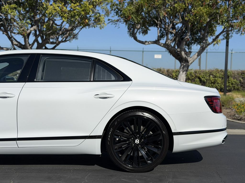 Photo 7 of this BENTLEY FLYING SPUR