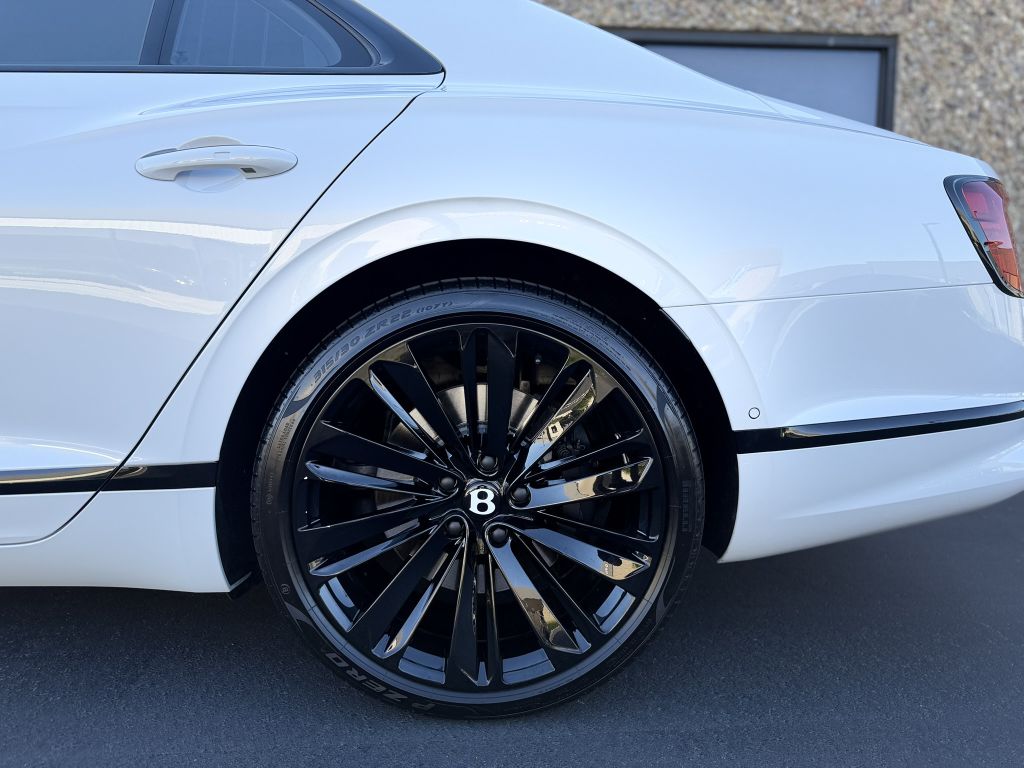 Photo 27 of this BENTLEY FLYING SPUR