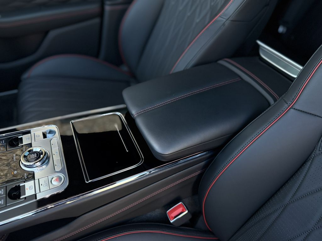 Photo 38 of this BENTLEY FLYING SPUR