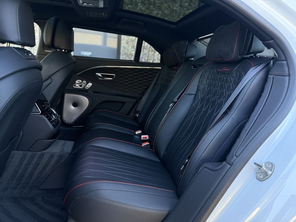 Photo 42 of this BENTLEY FLYING SPUR