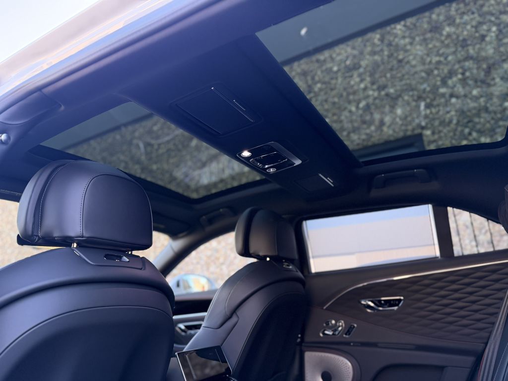 Photo 44 of this BENTLEY FLYING SPUR