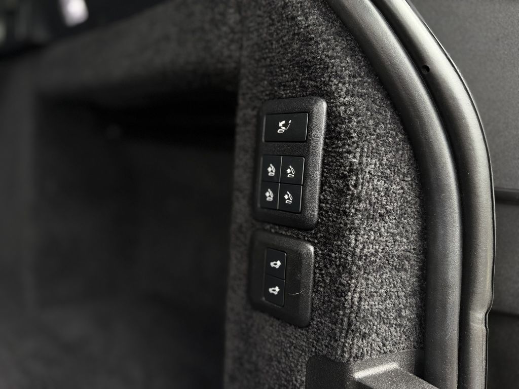 Photo 30 of this LAND ROVER RANGE ROVER