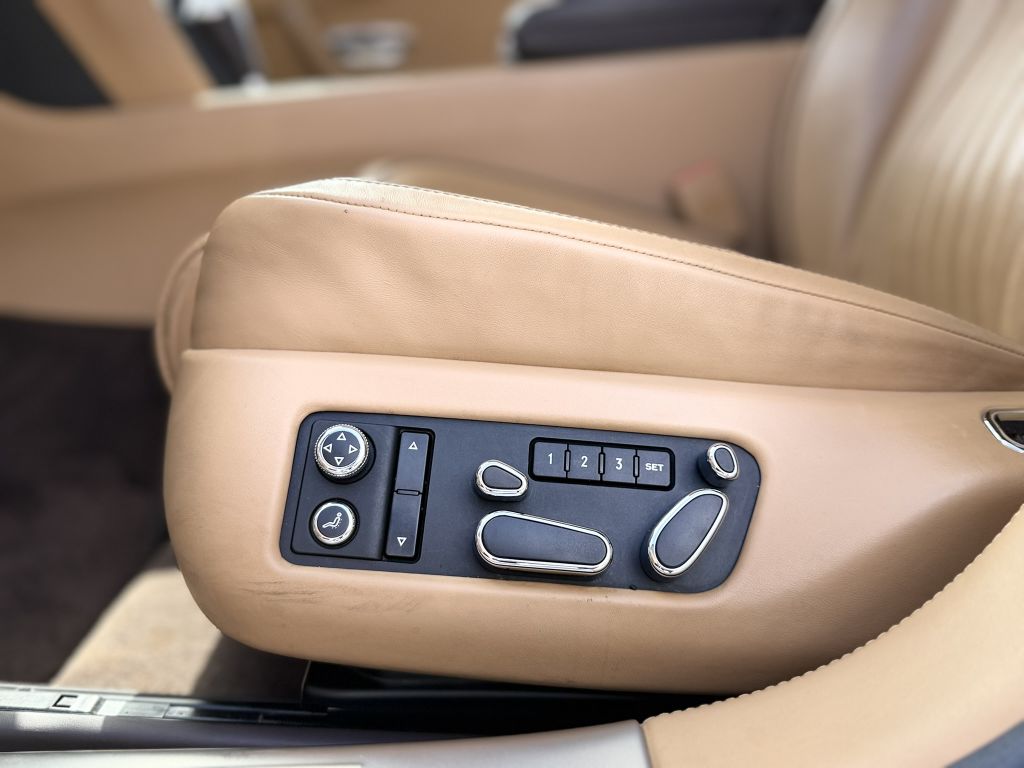Photo 12 of this BENTLEY FLYING SPUR
