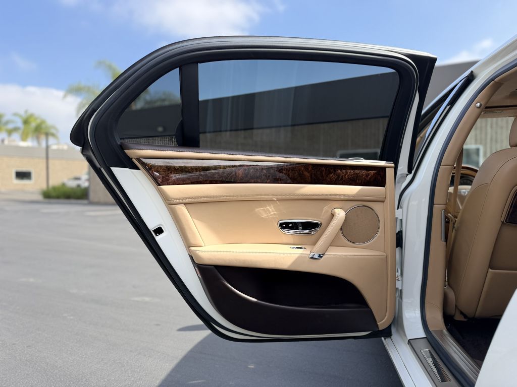 Photo 14 of this BENTLEY FLYING SPUR