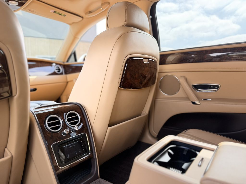 Photo 16 of this BENTLEY FLYING SPUR
