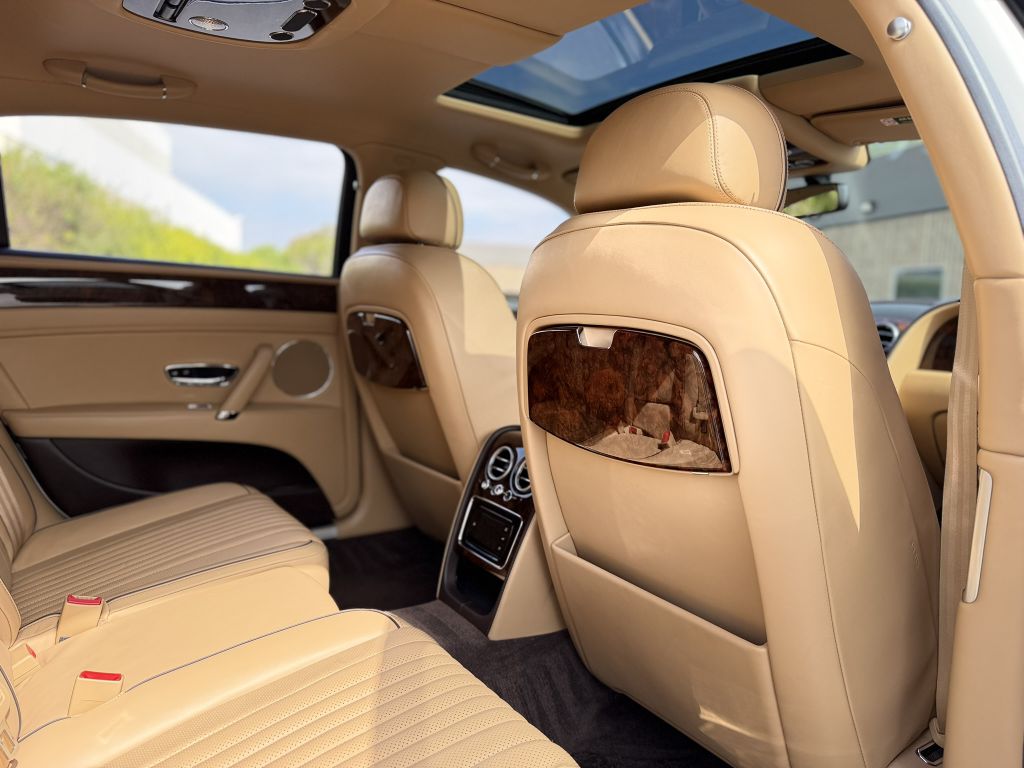 Photo 19 of this BENTLEY FLYING SPUR