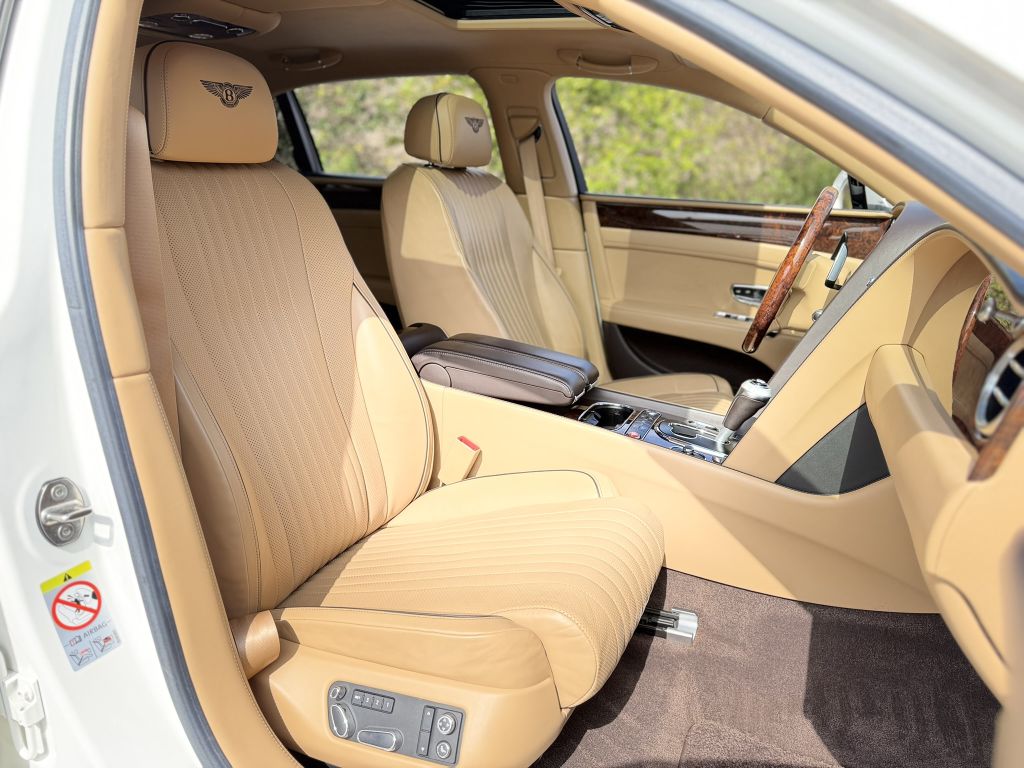 Photo 21 of this BENTLEY FLYING SPUR