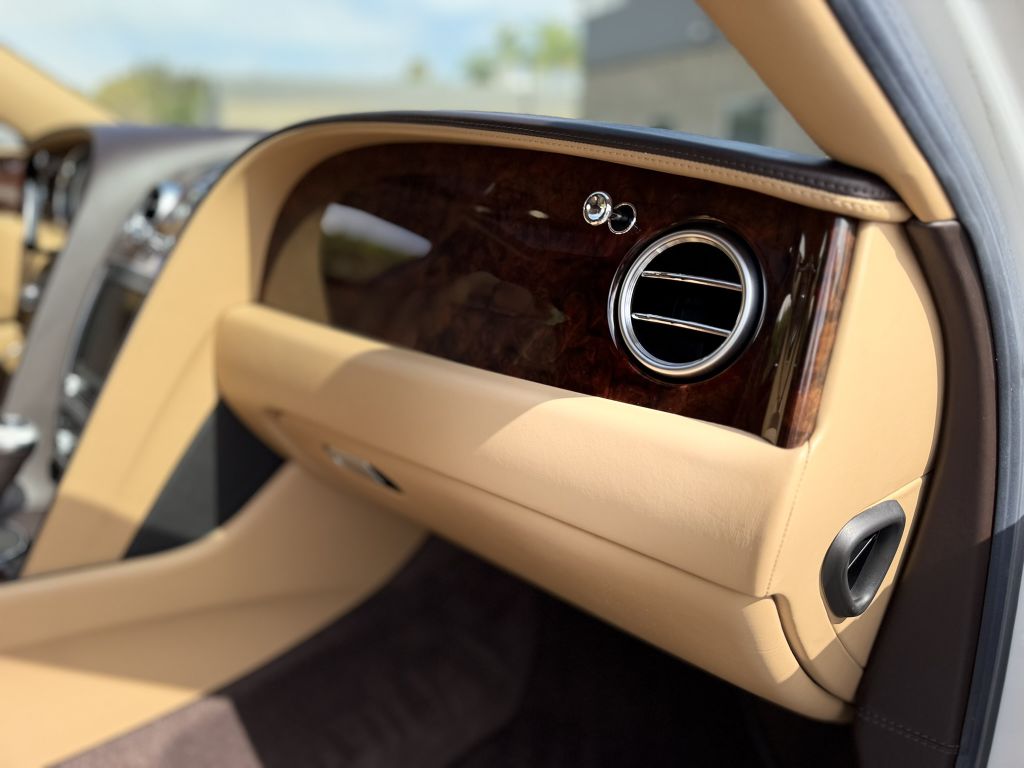 Photo 22 of this BENTLEY FLYING SPUR