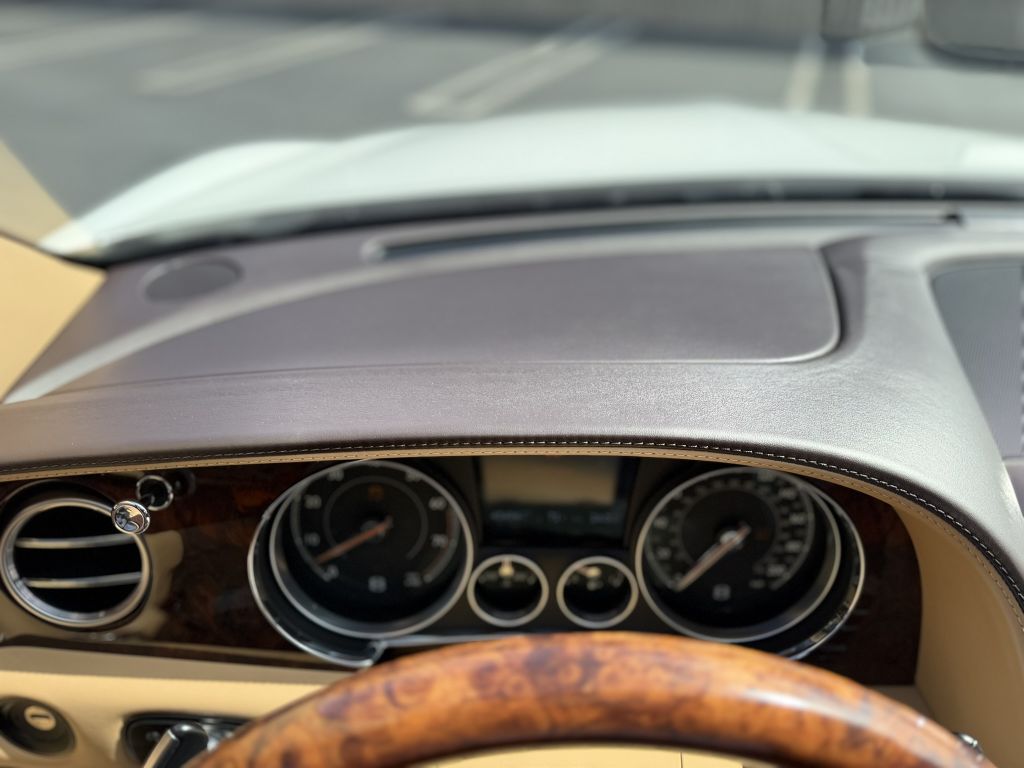 Photo 25 of this BENTLEY FLYING SPUR