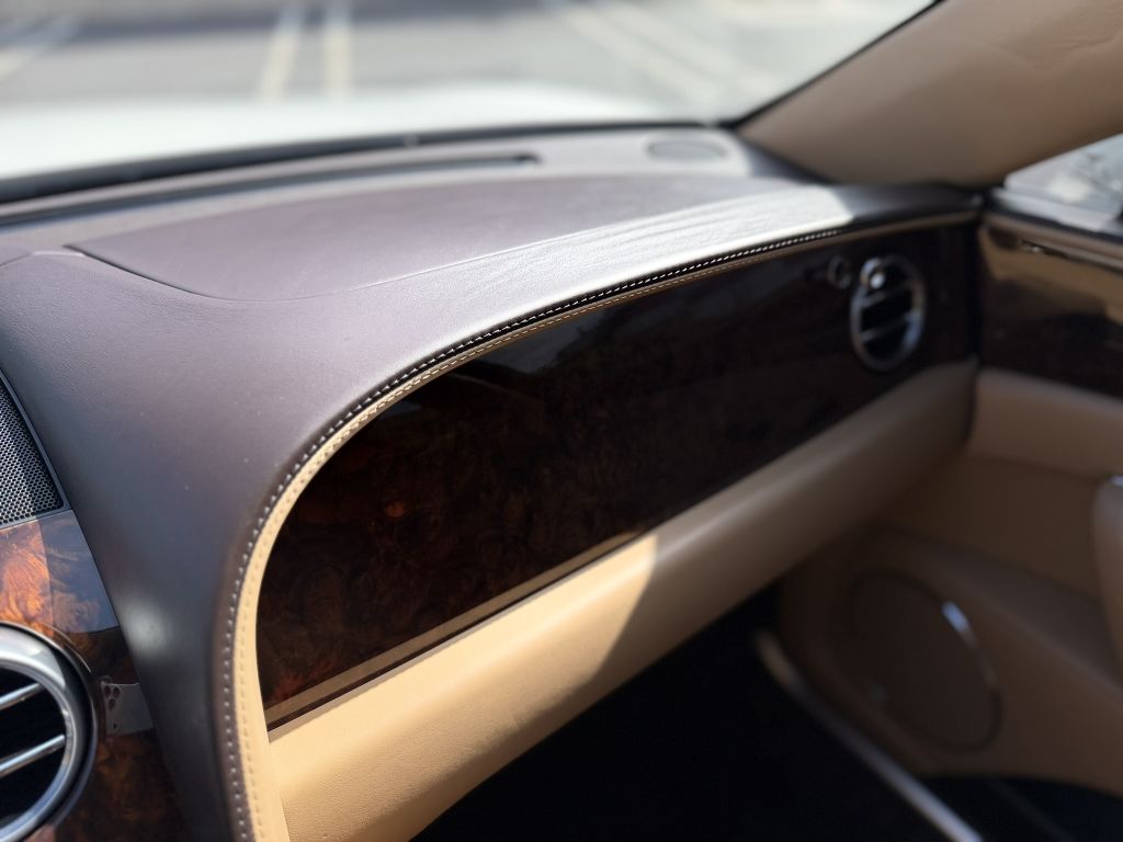 Photo 27 of this BENTLEY FLYING SPUR