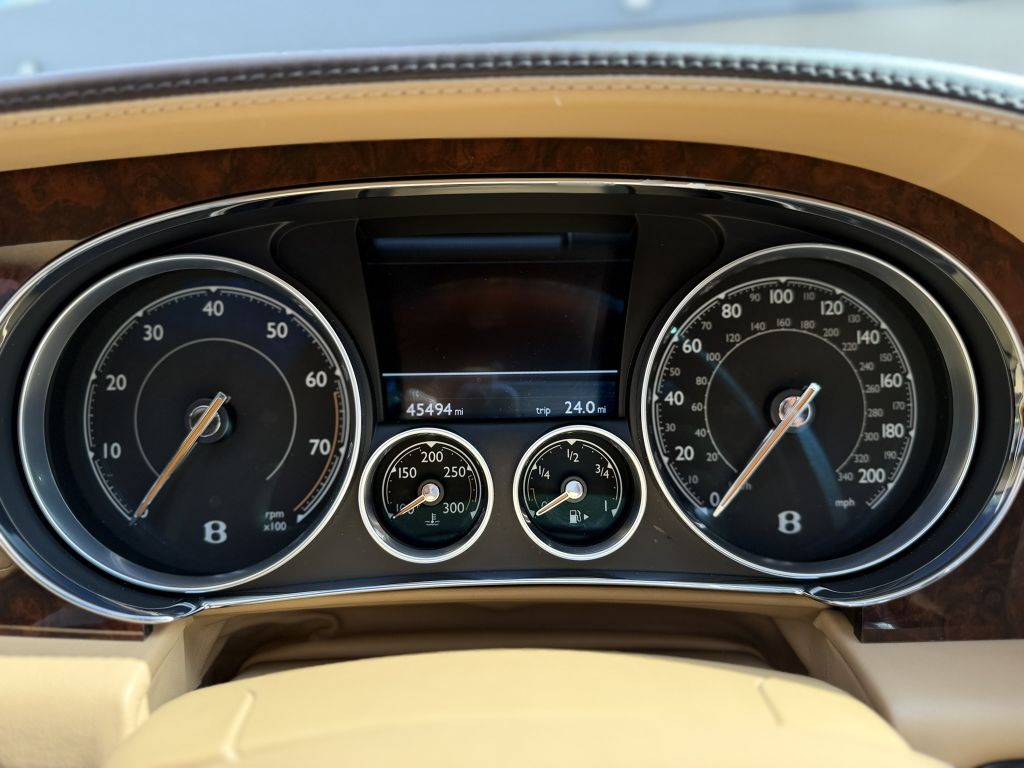 Photo 28 of this BENTLEY FLYING SPUR