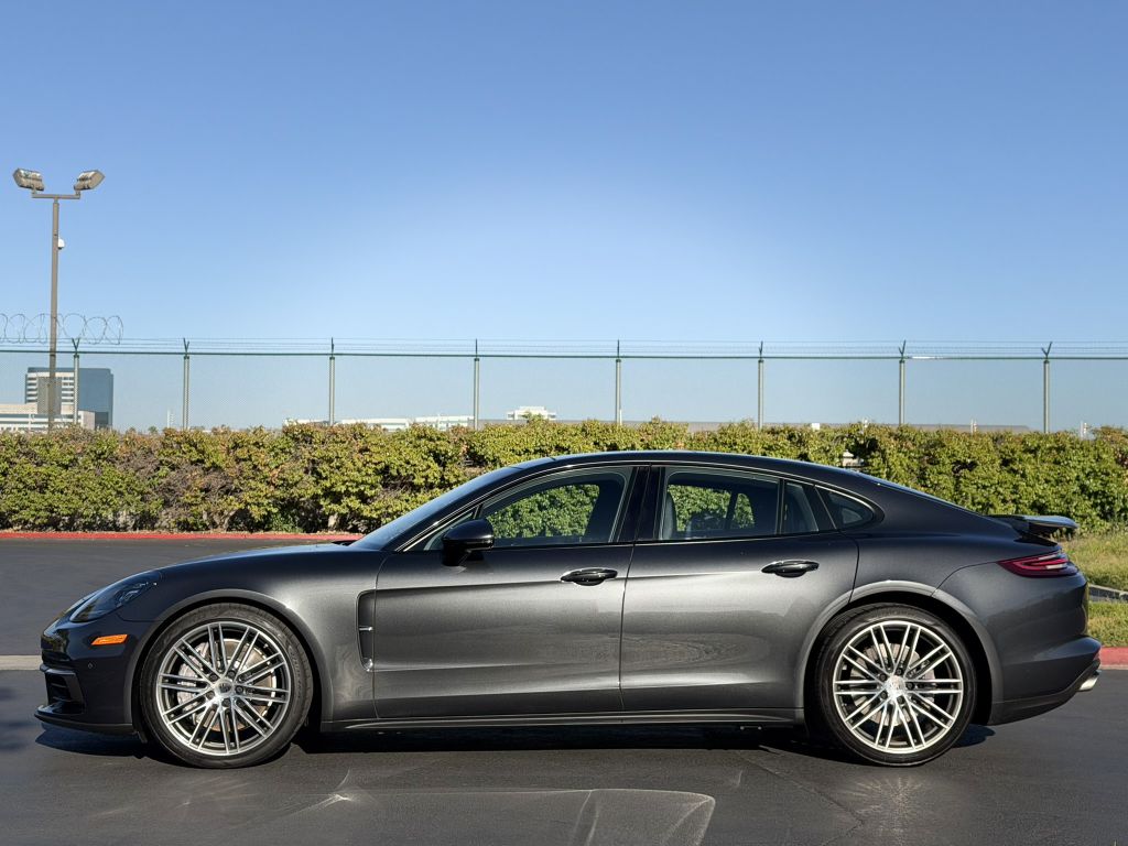 Photo 3 of this PORSCHE PANAMERA