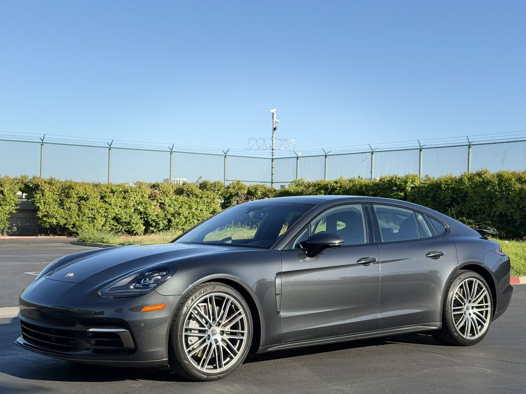 Photo 2 of this PORSCHE PANAMERA