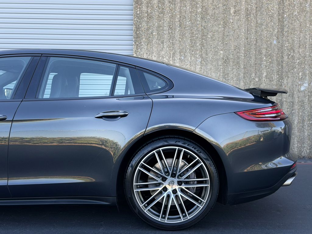 Photo 5 of this PORSCHE PANAMERA