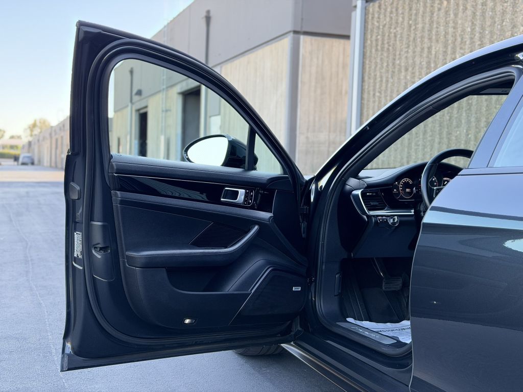 Photo 15 of this PORSCHE PANAMERA