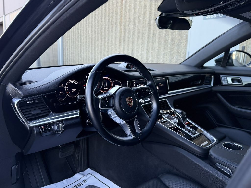Photo 16 of this PORSCHE PANAMERA