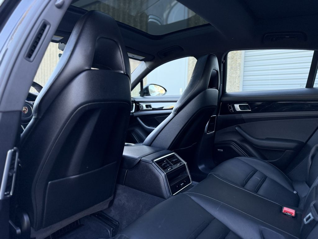 Photo 19 of this PORSCHE PANAMERA