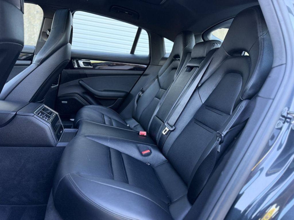 Photo 20 of this PORSCHE PANAMERA