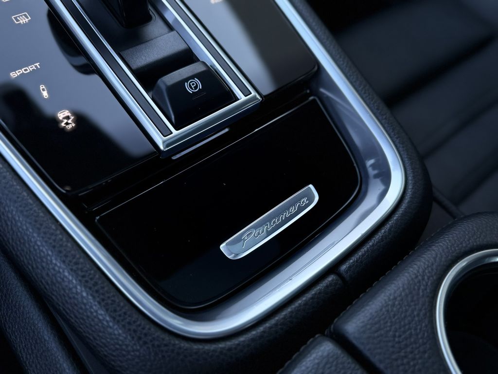 Photo 29 of this PORSCHE PANAMERA